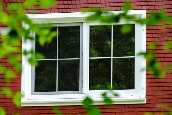 夏の古典的なドイツ村の家で新しいポリ塩化ビニル窓 — ストック写真