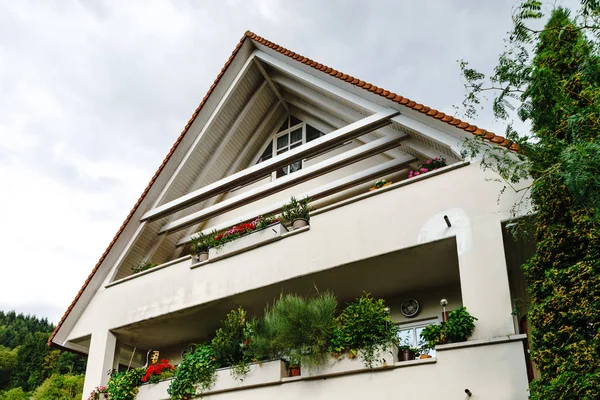 Bela Casa Aldeia Com Telhado Triangular Flores Decorações Varanda — Fotografia de Stock