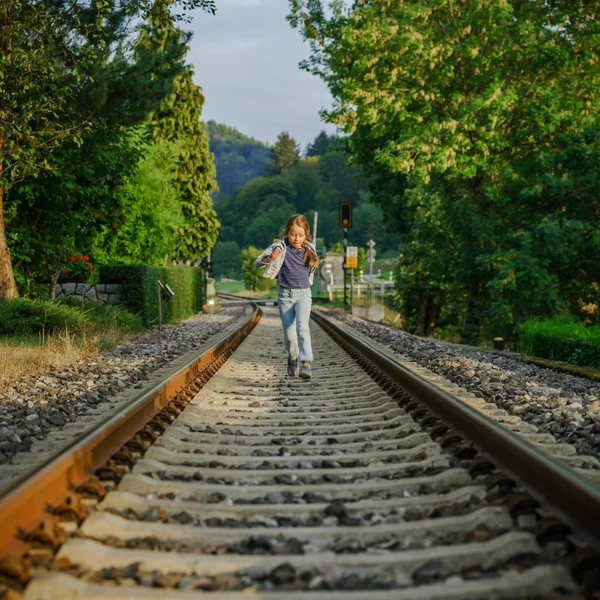 Nettes Kleines Schulmädchen Das Entlang Der Eisenbahn Läuft Sonnenuntergang — Stockfoto