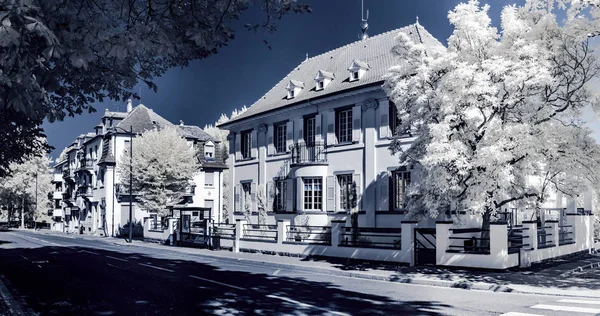 Старого Відремонтований Будинок Спокійній Кварталі Страсбурга Інфрачервоні Подання Сонячний День — стокове фото