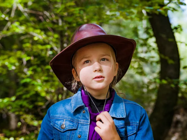 Kaukasiska Skolflicka Cowboyhatt Promenader Skogen Solig — Stockfoto