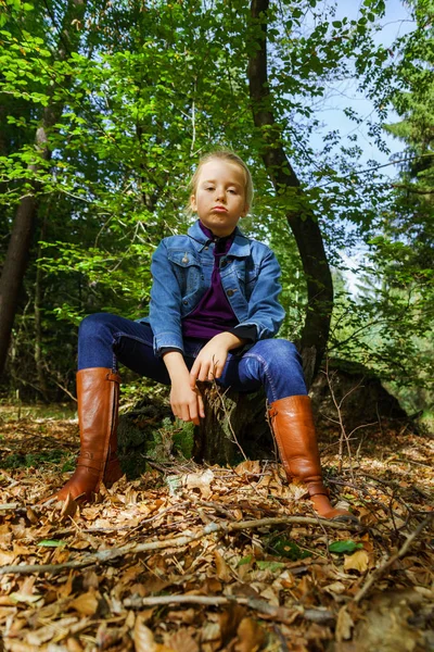 Écolière Caucasienne Chapeau Cow Boy Marchant Dans Forêt Ensoleillée — Photo