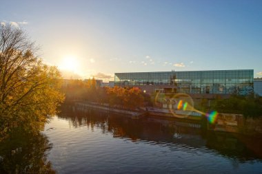 Redaksiyon: 11 Kasım 2018: Strazburg, Fransa. Modern Sanat Müzesi ve dalları üzerinde günbatımı suda bir ceset gibi görünüyor