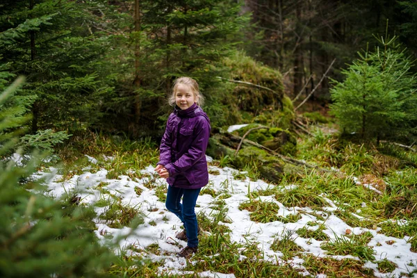 Niedliches Kleines Mädchen Lacht Herbstlicher Wald Mit Erstem Schnee Frankreich — Stockfoto