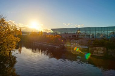 Redaksiyon: 11 Kasım 2018: Strazburg, Fransa. Modern Sanat Müzesi ve dalları üzerinde günbatımı suda bir ceset gibi görünüyor