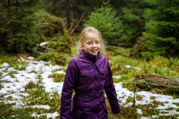 Petite Fille Mignonne Riant Forêt Automnale Avec Première Neige France — Photo