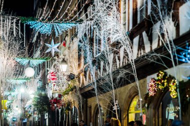 Noel sokak dekorasyon Strasbourg, vurgulanan binalar ve yeni yıl atmosfer. Fransa