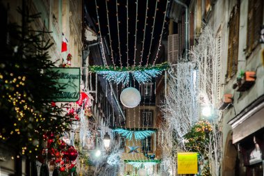 Noel sokak dekorasyon Strasbourg, vurgulanan binalar ve yeni yıl atmosfer. Fransa