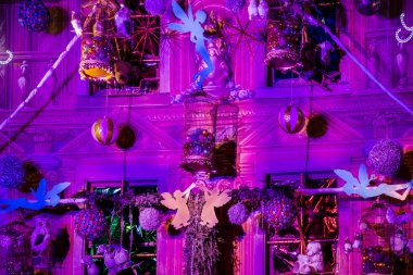 Noel sokak dekorasyon Strasbourg, vurgulanan binalar ve yeni yıl atmosfer. Fransa