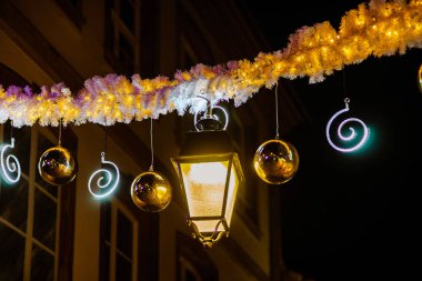 Noel sokak dekorasyon Strasbourg, vurgulanan binalar ve yeni yıl atmosfer. Fransa