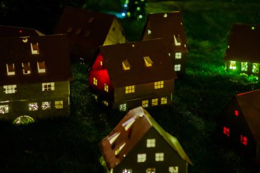 Noel sokak dekorasyon Strasbourg, vurgulanan binalar ve yeni yıl atmosfer. Fransa