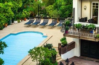 Özel yüzme havuzu havadan görünümü, yaz saati, genel bakış