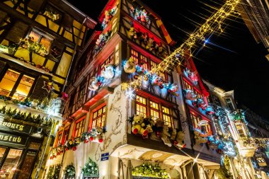 Strasbourg, Fransa - 24 Kasım 2018: Geleneksel Noel Pazar el yapımı Hediyelik eşya ve vurgulanan sokakları ile