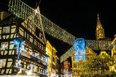 Strasbourg, Fransa - 24 Kasım 2018: Geleneksel Noel Pazar el yapımı Hediyelik eşya ve vurgulanan sokakları ile