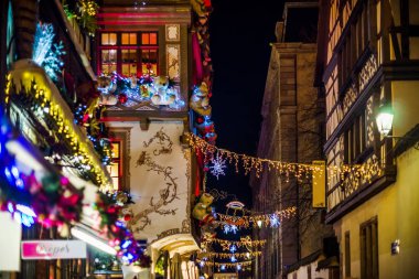 Strasbourg, Fransa - 24 Kasım 2018: Geleneksel Noel Pazar el yapımı Hediyelik eşya ve vurgulanan sokakları ile