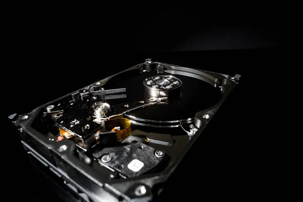 Demonte Açılan Sabit Disk Sürücüsü Yansımalar Siyahta Izole Görünümüyle Içinde — Stok fotoğraf