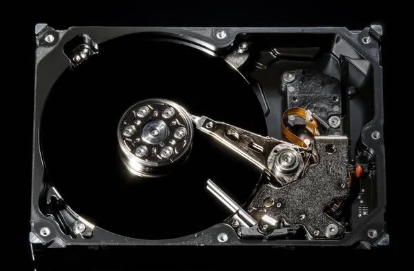 拆卸并打开硬盘驱动器 内部视图与反射 隔离在黑色 — 图库照片