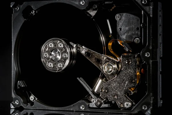 拆卸并打开硬盘驱动器 内部视图与反射 隔离在黑色 — 图库照片