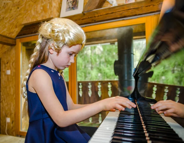 Cute Little Girl Playing Piano Dressing Retro Mozart Periwig Indoor — Stock Photo, Image