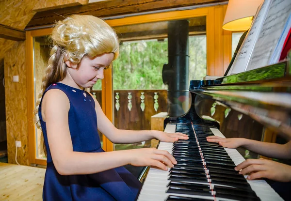 Menina Bonito Tocando Piano Vestir Retro Mozart Periwig Indoor — Fotografia de Stock