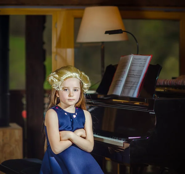 Menina Bonito Tocando Piano Vestir Retro Mozart Periwig Indoor — Fotografia de Stock