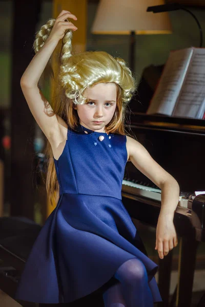 Χαριτωμένο Μικρό Κορίτσι Παίζει Πιάνο Ντύσιμο Ρετρό Μότσαρτ Περούκα Εσωτερική — Φωτογραφία Αρχείου