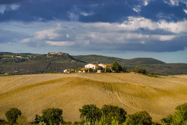 Villa Italië Oude Boerderij Golven Van Tuscanian Velden Heuvels Herfst — Stockfoto