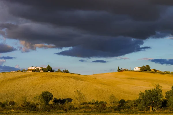 Villa Italië Oude Boerderij Golven Van Tuscanian Velden Heuvels Herfst — Stockfoto