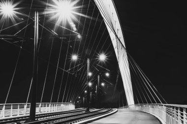 Citadelle Bassin Vauban tramvaylar ve bisikletler için köprüden. Yeni tramvay hattı Strasbourg - Kehl parçası. Fransa - Almanya.