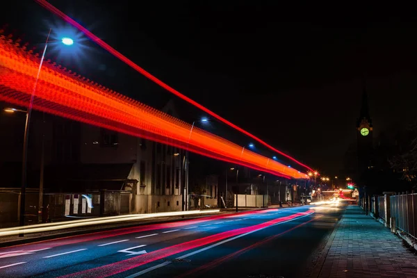 公共汽车灯的夜景在城市路踪影 斯特拉斯堡 — 图库照片