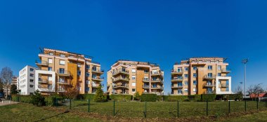 Yeni modern konforlu daireler cadde görünümü, güneşli bir gün, Strazburg