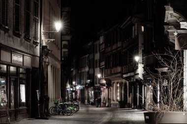 Redaksiyon: 20th Şubat 2019: Strazburg, Fransa. Şehir gece sokak görünümü