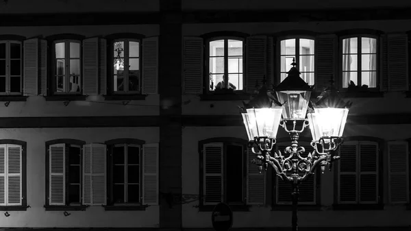 Lampadaire Bâtiments Avec Fenêtres Surlignées Vue Nuit Strasbourg France — Photo