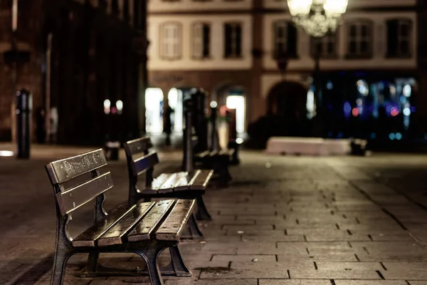 Einsam Leere Bänke Auf Der Nächtlichen Straße Zentrum Von Straßburg — Stockfoto