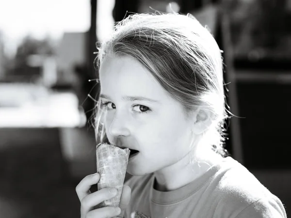 Gadis Kecil Yang Lucu Makan Krim Bawah Sinar Matahari Masa — Stok Foto