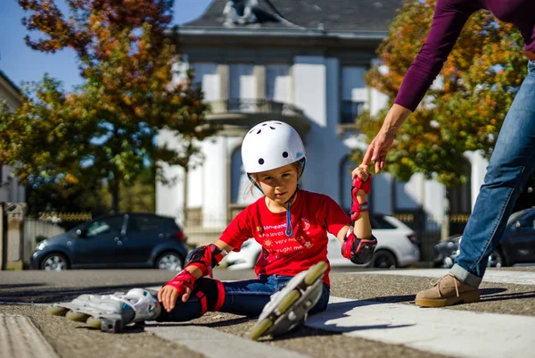 Cute Little Girl Falled Street While Rolling Her Mother — Stock Photo, Image
