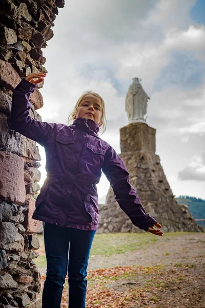 Милая Маленькая Девочка Позирующая Статуя Заднем Плане Ширмек Франция — стоковое фото