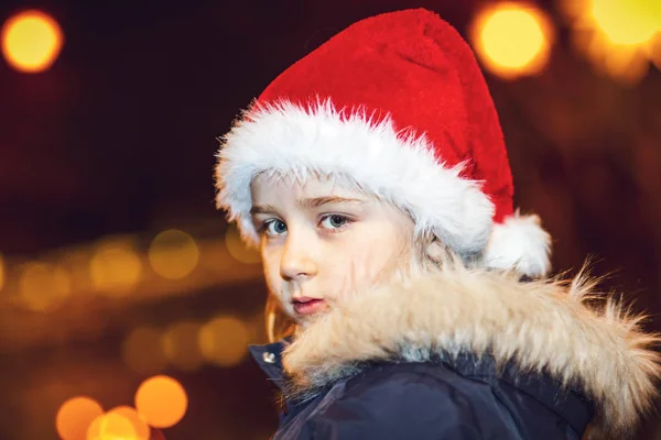 Cute Little Girl Red Hat Posing Street Bokeh Light Christmas — Stock Photo, Image