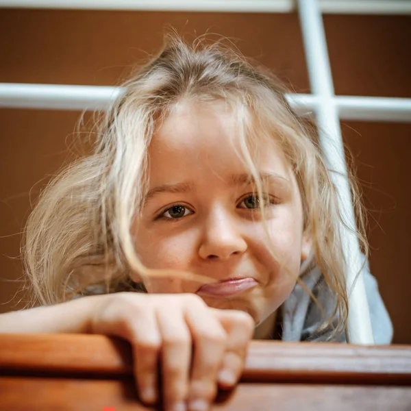 Lustige Schläfrig Süße Kleine Mädchen Mit Langen Haaren Posiert Hause — Stockfoto