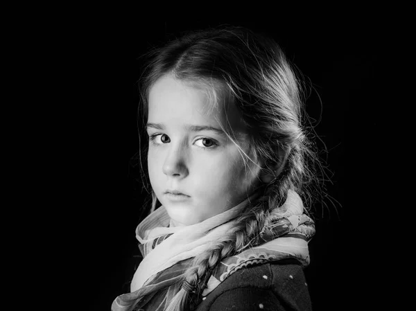 Frumos Portret Fetiță Fundal Negru Copil Serios Interior — Fotografie, imagine de stoc