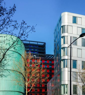 Strazburg, farklı renk kombinasyonu modern binalar