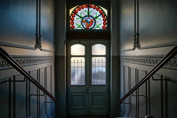 Όμορφο εσωτερικό του κτιρίου είσοδο με μόλυβδο παράθυρο — Φωτογραφία Αρχείου
