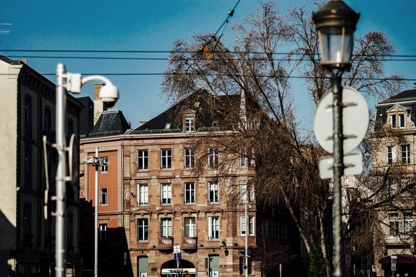 Strazburg, basit cadde görünümü Şubat ayının ilk güneşli günü — Stok fotoğraf