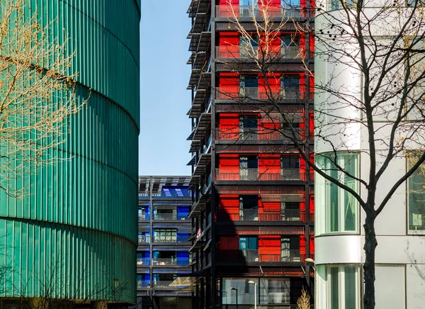 Edifícios modernos em Estrasburgo, combinação de cores diferentes — Fotografia de Stock