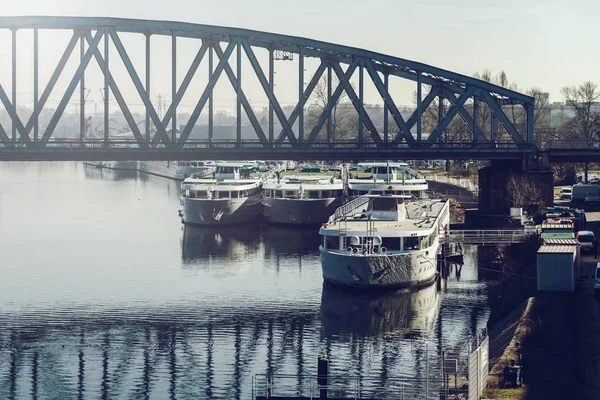 Grande rivière bateaux de croisière touristique vue d'ensemble avec le pont sur bac — Photo