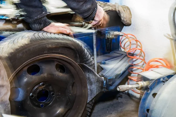 Servizio di sostituzione gomme, raccordo con bilanciamento, cambio wint — Foto Stock