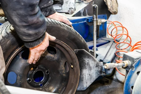 Moe vervangingsservice, montage met balancing, omzetten in wint — Stockfoto