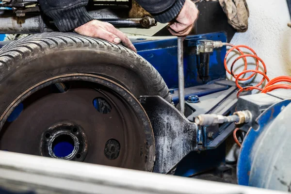 Servizio di sostituzione gomme, raccordo con bilanciamento, cambio wint — Foto Stock