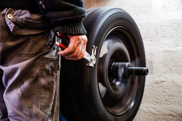 Serviço de substituição de pneus, montagem com balanceamento, mudança para wint — Fotografia de Stock