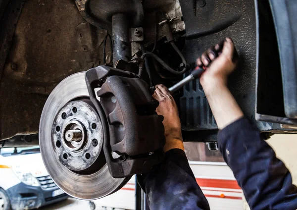 Servizio di sostituzione gomme, raccordo con bilanciamento, cambio wint — Foto Stock